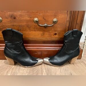 Beast Fashion Dakota Silver Toe Black Leather Booties